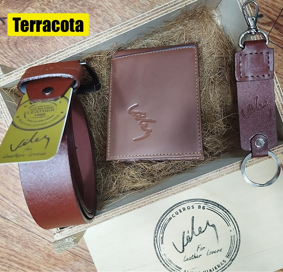 Combo Vélez 1A Correa ancha 3,4 cm + Billetera + Llavero Hombre todo en Cuero 100% Estuche de madera MDF (ZC)
